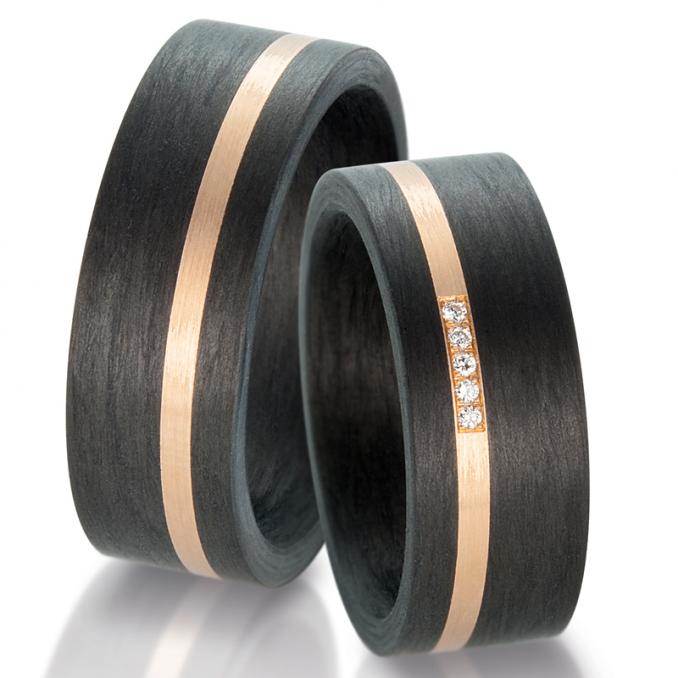 Außergewöhnliche Partnerringe Eheringe Carbon mit einem  Roségold 585 Seitenstreifen und Brillanten 