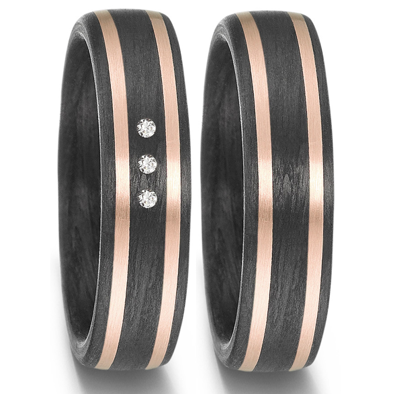 Markante Trauringe aus Carbon mit zwei Streifen aus Roségold und Diamanten 8926907