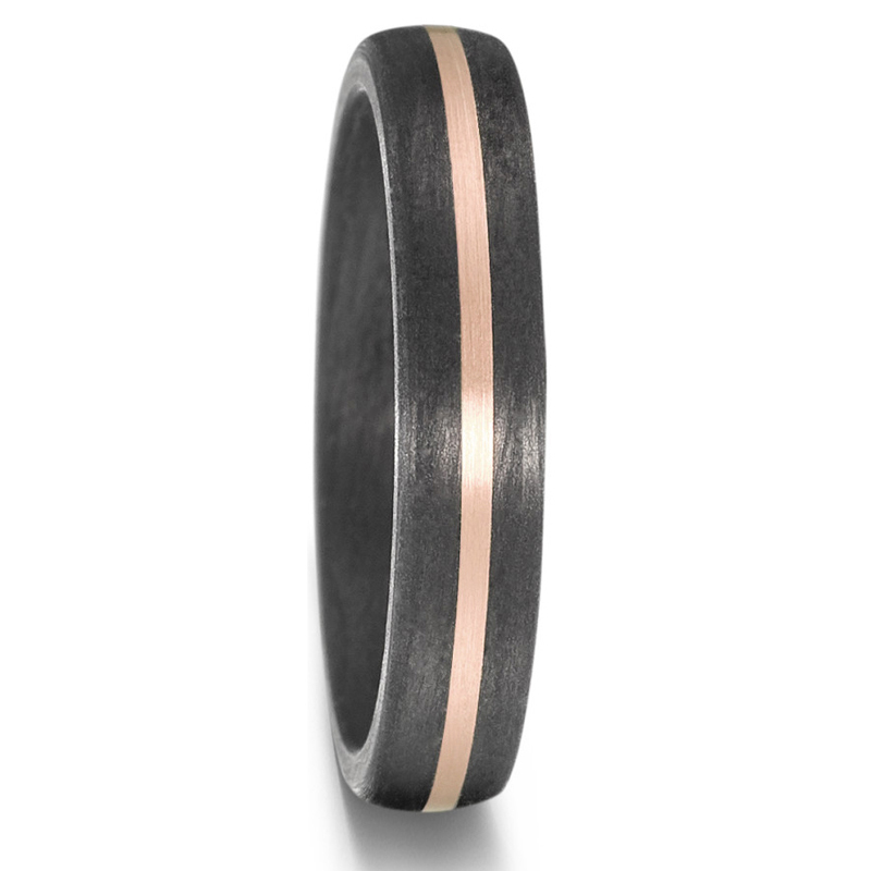 Aufnahme von schmal designten Trauringen aus Carbon mit Rosègoldstreifen