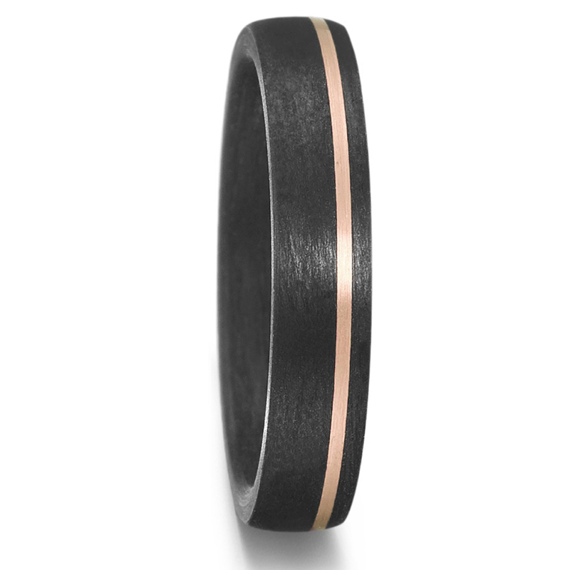 Aufnahme von Trauringen aus Carbon mit schmalem Roségoldstreifen