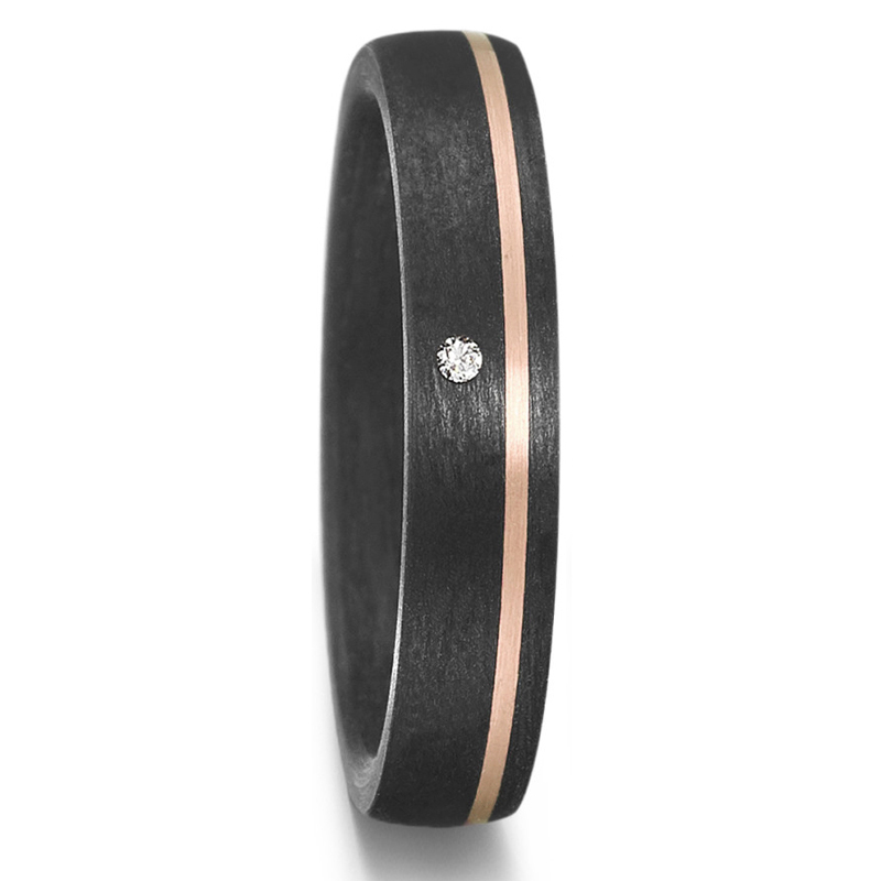 Aufnahme von Trauringen aus Carbon mit schmalem Roségoldstreifen und Diamanten