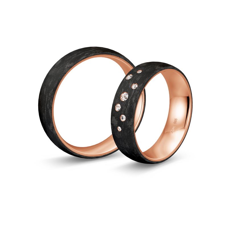Aufnahme von gemaserten Eheringen aus Rotgold&Carbon mit Diamanten in Sternenhimmel-Optik