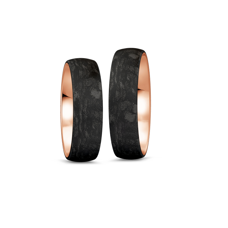 Aufnahme von gemaserten Eheringen aus Rotgold&Carbon mit Diamanten in Sternenhimmel-Optik