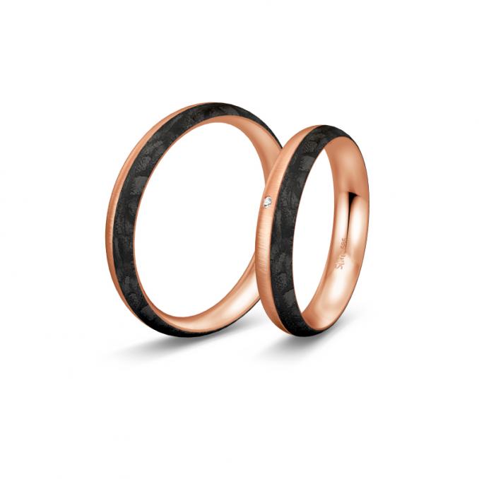 Aufnahme von schmalen quergebürsteten Eheringen aus Rotgold mit Carbon und Diamanten