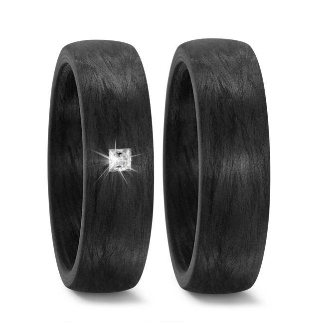Aufnahme von schwarzen Eheringen in 6 mm aus Carbon mit weißem Diamant