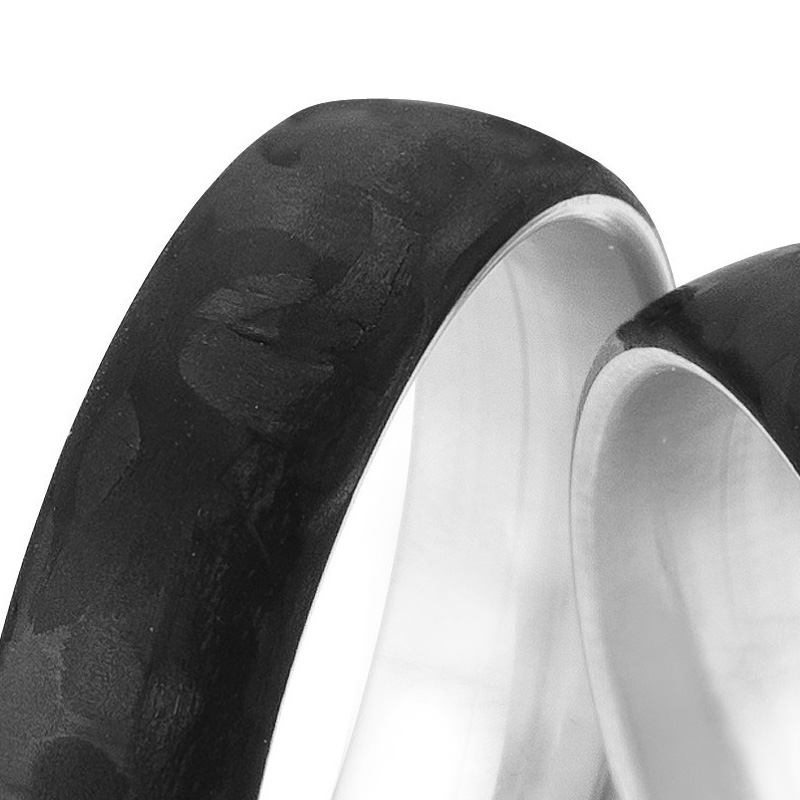 Aufnahme von gemaserten Eheringen aus Platin&Carbon mit Diamanten in Sternenhimmel-Optik