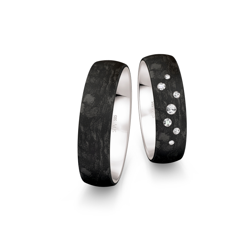 Aufnahme von gemaserten Eheringen aus Platin&Carbon mit Diamanten in Sternenhimmel-Optik