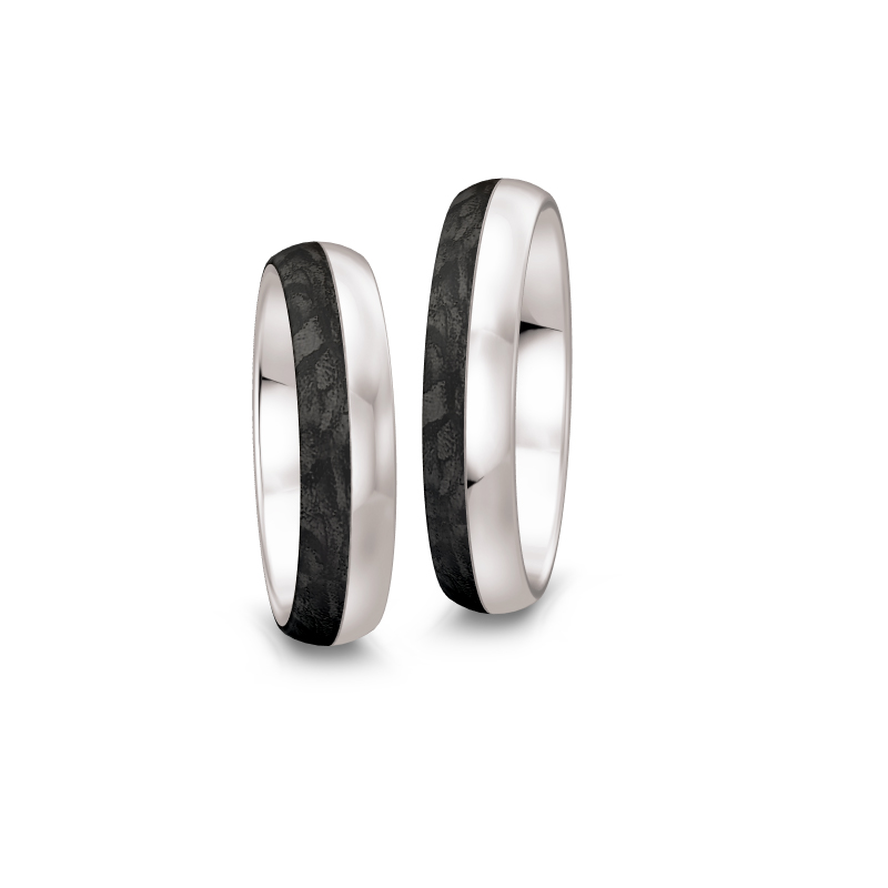 Aufnahme von Eheringen aus poliertem Platin mit Carbonstreifen und 9 Diamanten
