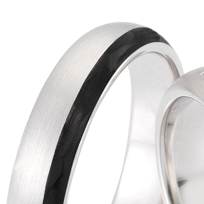 Aufnahme von Eheringen aus poliertem Platin mit Carbonstreifen und 9 Diamanten