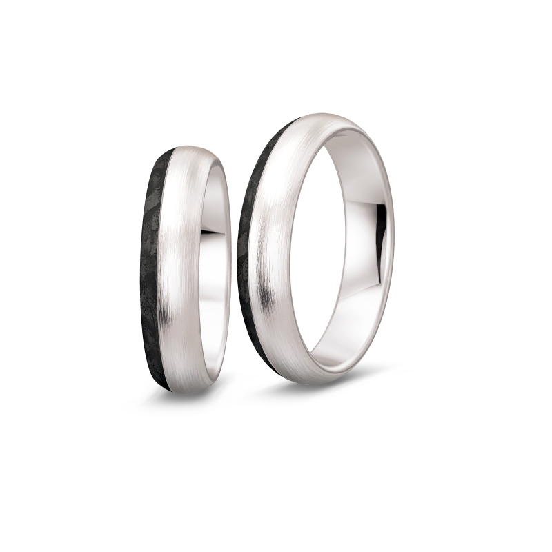Aufnahme von Eheringen aus Platin mit seitlichem Carbonstreifen und 20 Diamanten in Kanalfassung