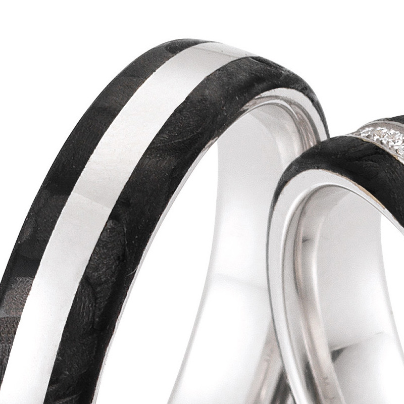 Aufnahme von Eheringen aus Weißgold mit Carbon und 55 Diamanten entlang der Ringschiene