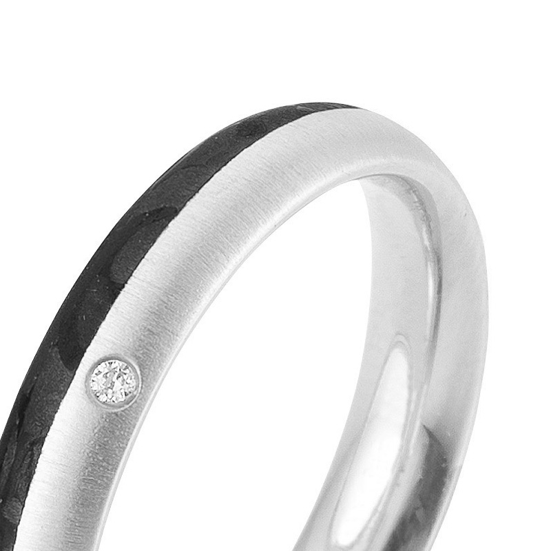 Aufnahme von schmalen quergebürsteten Eheringen aus Platin mit Carbon und Diamanten