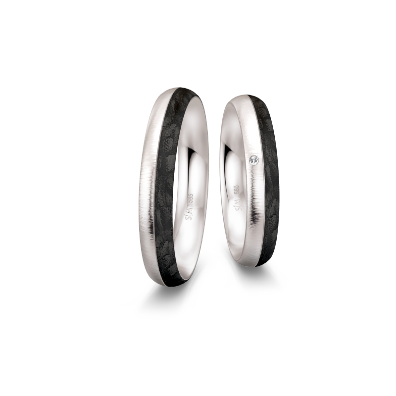 Aufnahme von schmalen quergebürsteten Eheringen aus Platin mit Carbon und Diamanten
