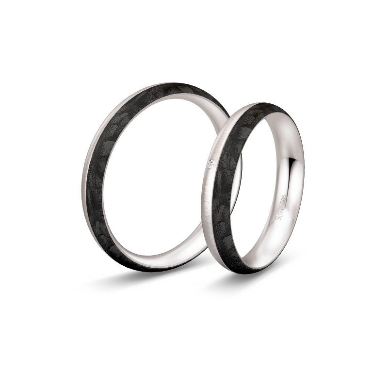 Aufnahme von schmalen quergebürsteten Eheringen aus Platin mit Carbon und Diamanten