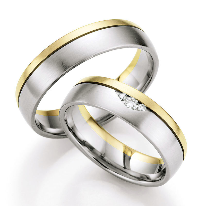 Aufnahme von Eheringen in Palladium 500/Gelbgold matt mit Rille und drei Diamanten 