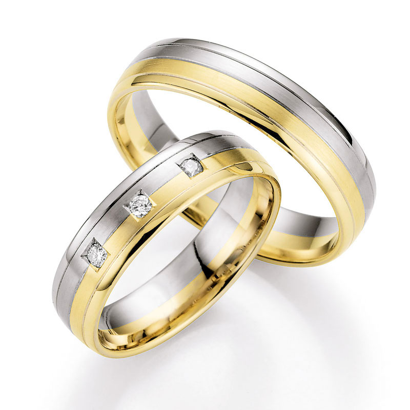 Aufnahme von Trauringen in Palladium 500/Gelbgold matt & glänzend mit drei Steinen 