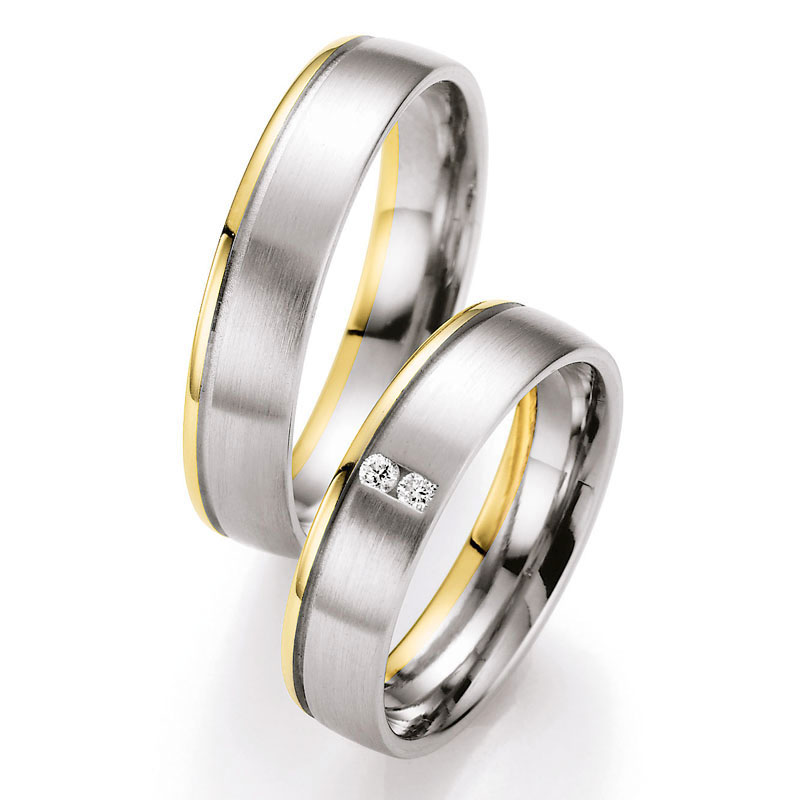 Aufnahme von Eheringen in Palladium 500/Gelbgold mit mattierter Rille und 2 Steinen
