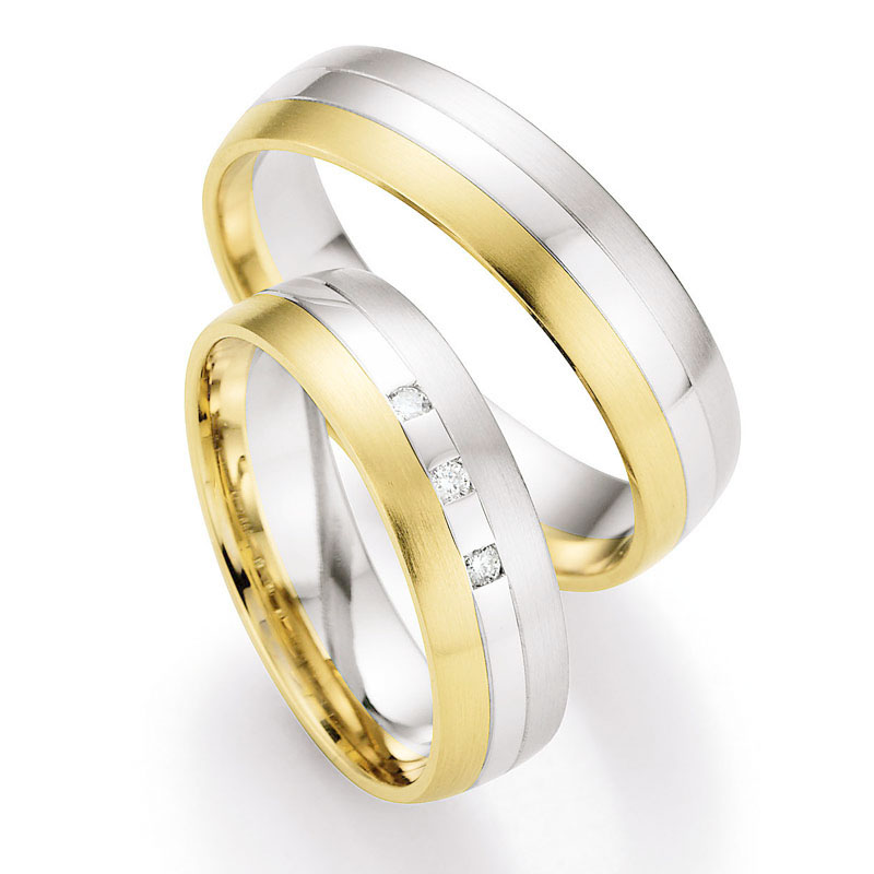 Aufnahme von Trauringen in Weißgold & Gelbgold mit bicolorem Design und Diamanten