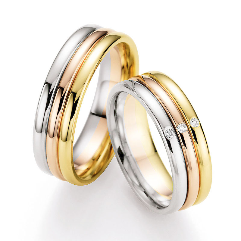 Aufnahme von Trauringen aus Weiß&Gelb&Rotgold mit Diamanten