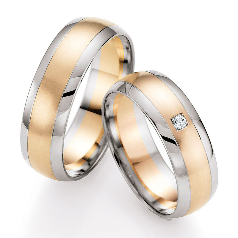 Aufnahme von Eheringen aus Palladium 500/ Rosègold matt mit polierten Rändern und Diamanten