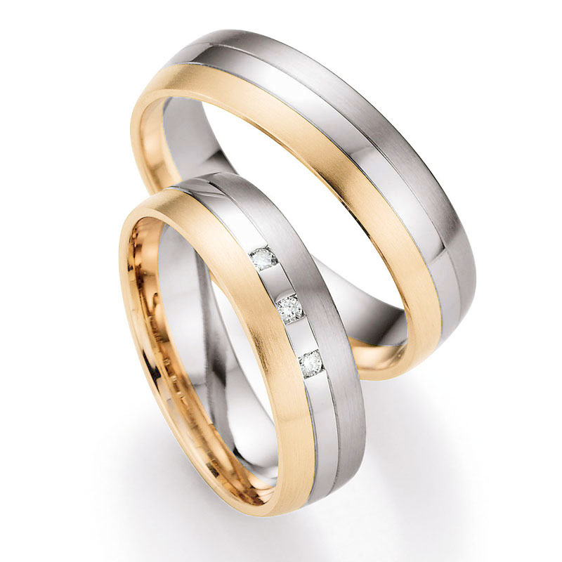 Aufnahme von Trauringen in Palladium & Rosegold mit bicolorem Design und Diamanten