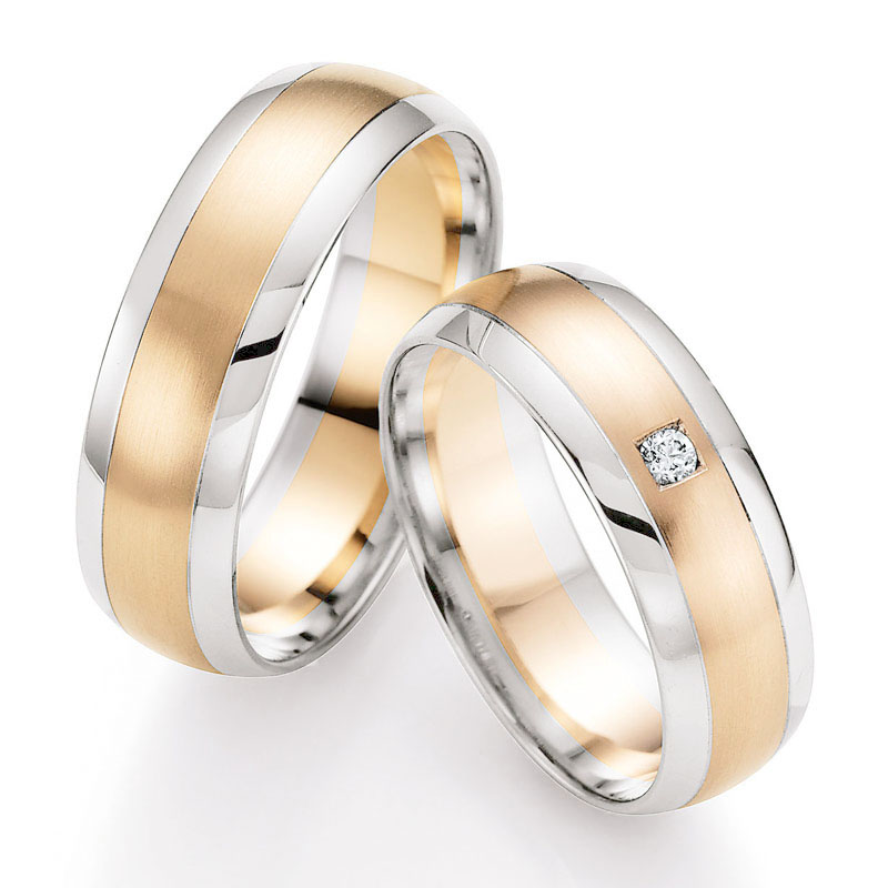 Aufnahme von Trauringen in Roségold/Weißgold bicolor mit mittigem Brillanten in viereckiger Fassung