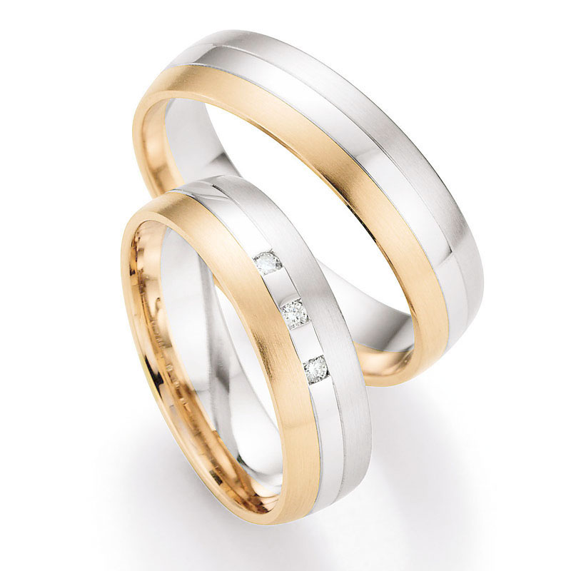 Aufnahme von Trauringen in Weissgold & Rotgold mit bicolorem Design und Diamanten