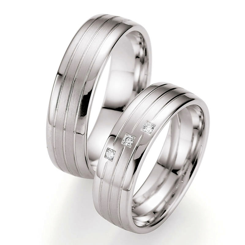 Aufnahme von Palladium 500 Eheringen mit 3 Diamanten in quadratischen Fassungen 