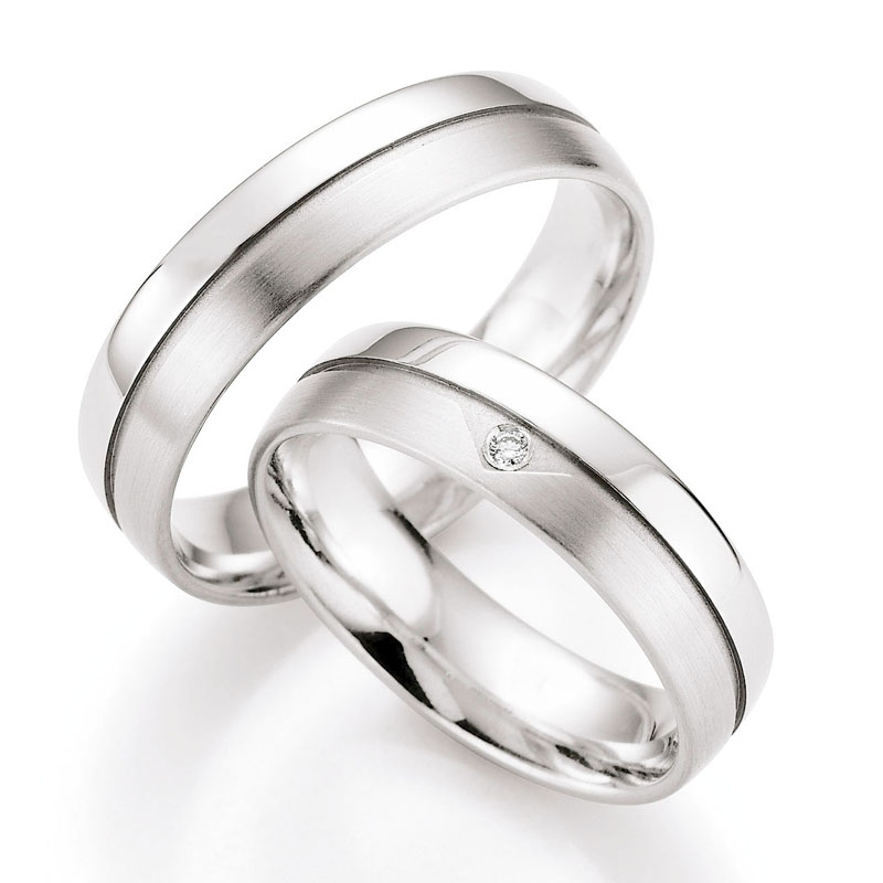 Aufnahme von Eheringen in Weißgold mit weißem Diamanten in eckiger Vertiefung 