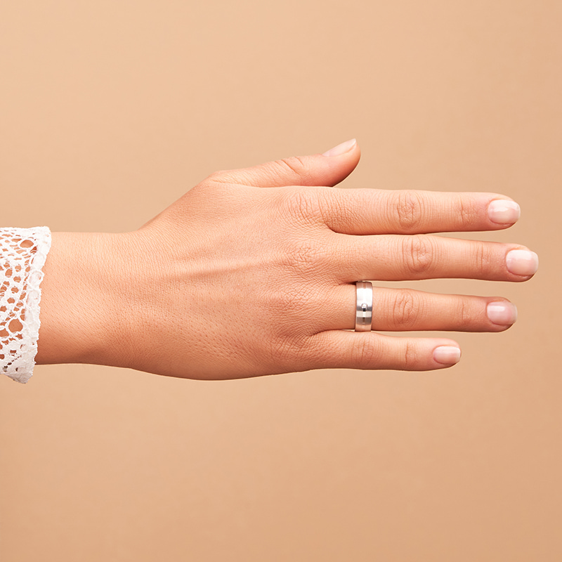 Aufnahme von Eheringen aus Silber mit Mattierung und Diamanten und Rillen