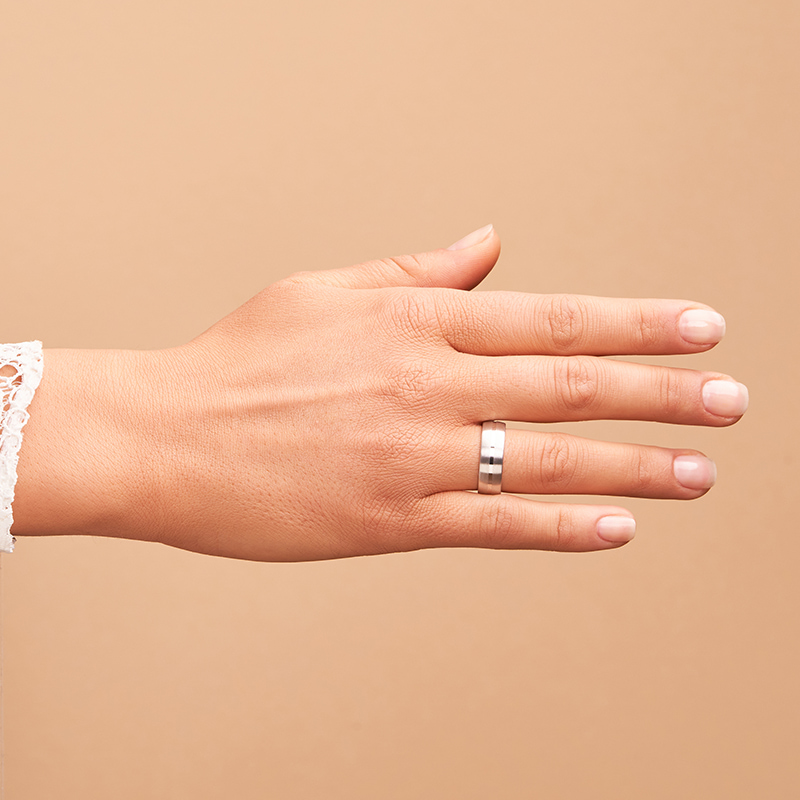 Aufnahme von Eheringen aus Silber mit Mattierung und Diamanten und Rillen