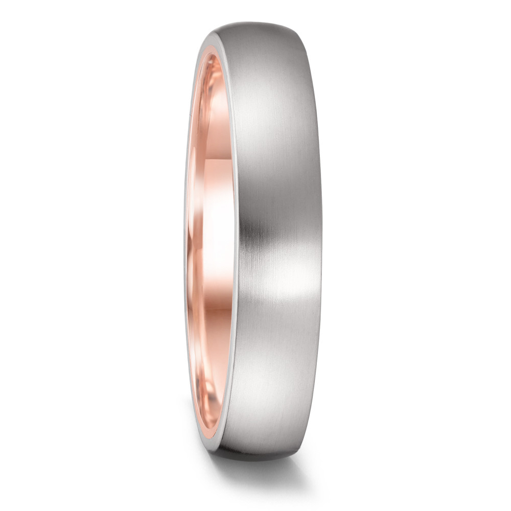 Aufnahme von längsmattierten Eheringen aus Edelstahl mit 585er Rotgold und Diamanten