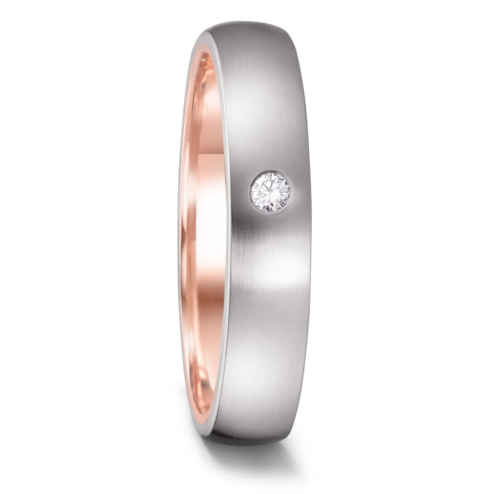 Aufnahme von längsmattierten Eheringen aus Edelstahl mit 585er Rotgold und Diamanten