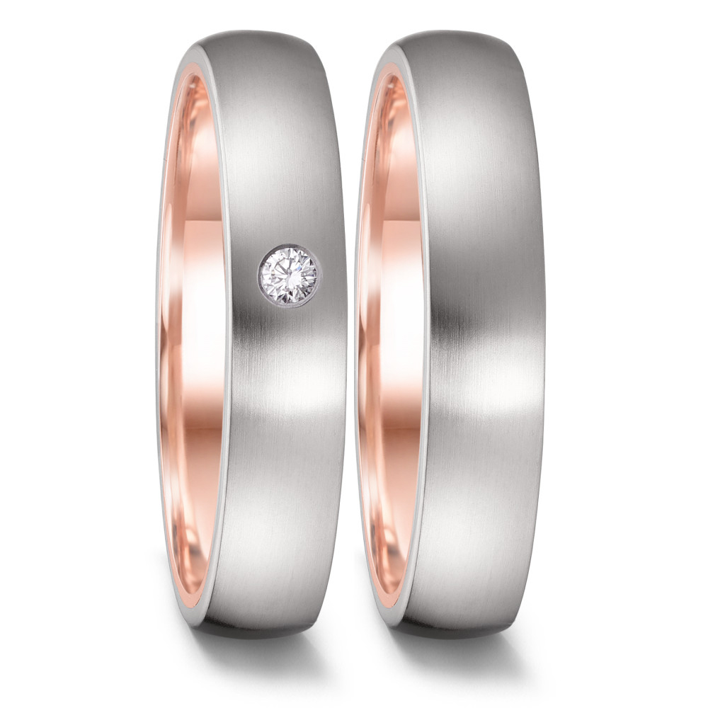 Aufnahme von längsmattierten Eheringen aus Edelstahl mit 585er Rotgold und Diamanten