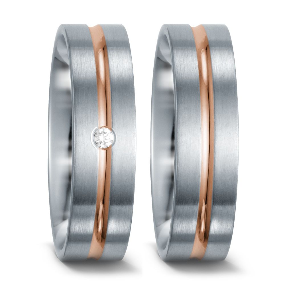 Aufnahme von Eheringen aus Edelstahl mit mittigem Rotgoldstreifen und Diamanten