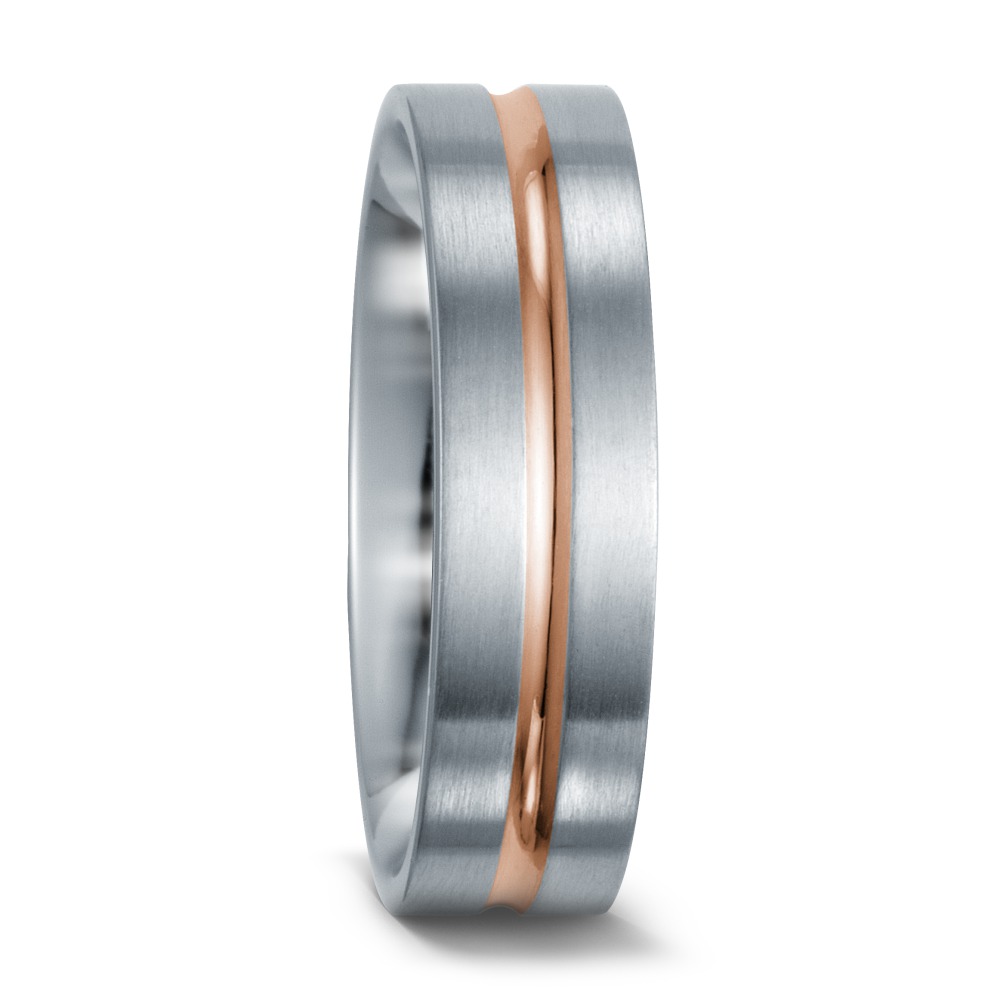 Aufnahme von Eheringen aus Edelstahl mit mittigem Rotgoldstreifen und Diamanten
