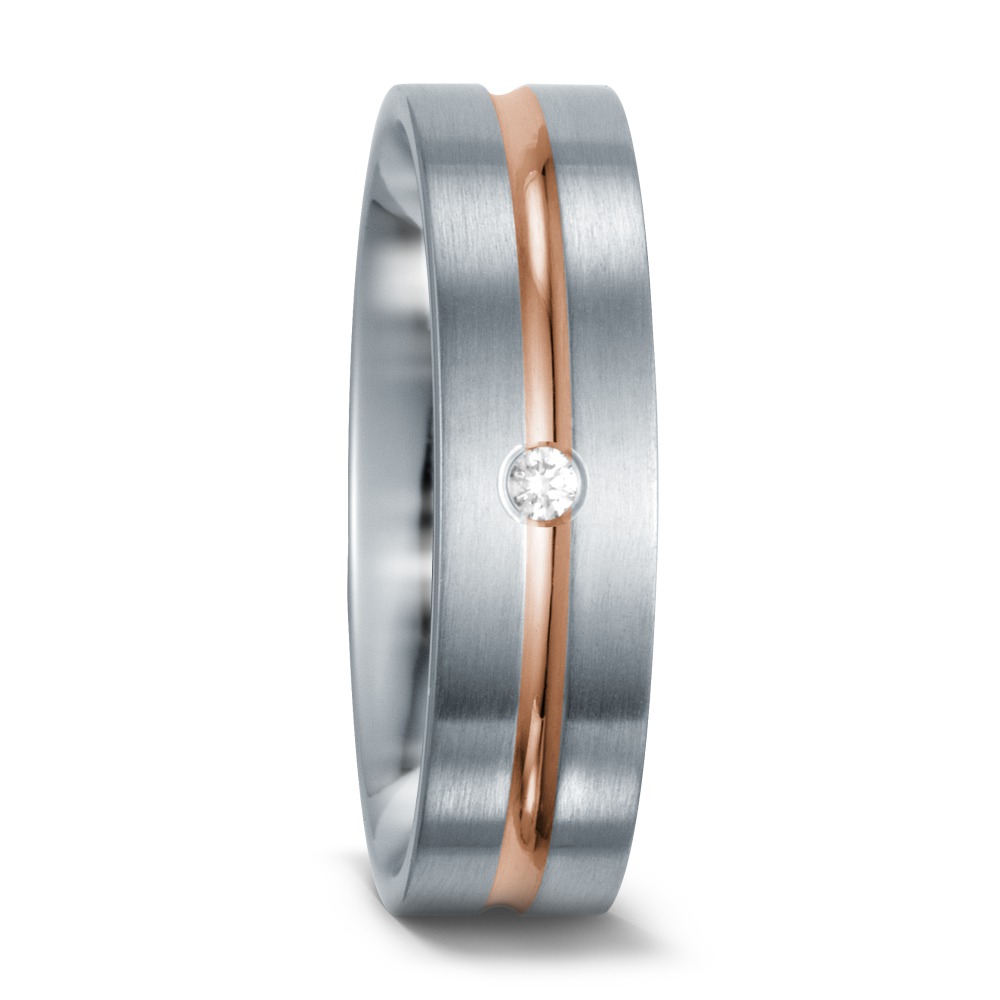 Aufnahme von Eheringen aus Edelstahl mit mittigem Rotgoldstreifen und Diamanten