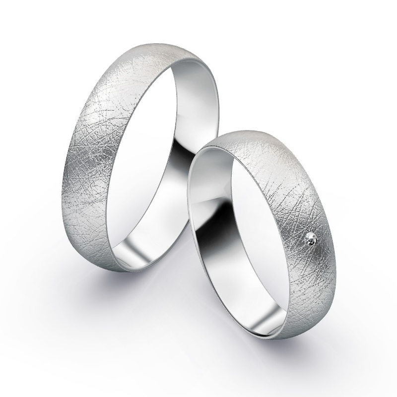  	Aufnahme von schlichten eismatten Trauringen aus Palladium mit Diamant mit 5 mm Breite 