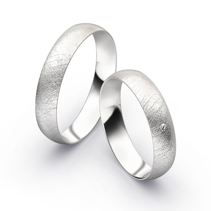  	Aufnahme von schlichten eismatten Trauringen aus Weissgold mit Diamant mit 4,5 mm Breite 