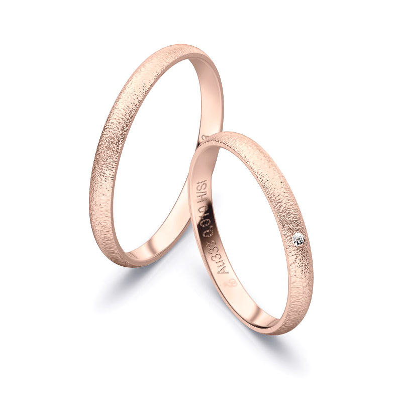 Aufnahme von Eheringen aus Roségold mit Körnung und Diamanten und 2,5 mm Breite