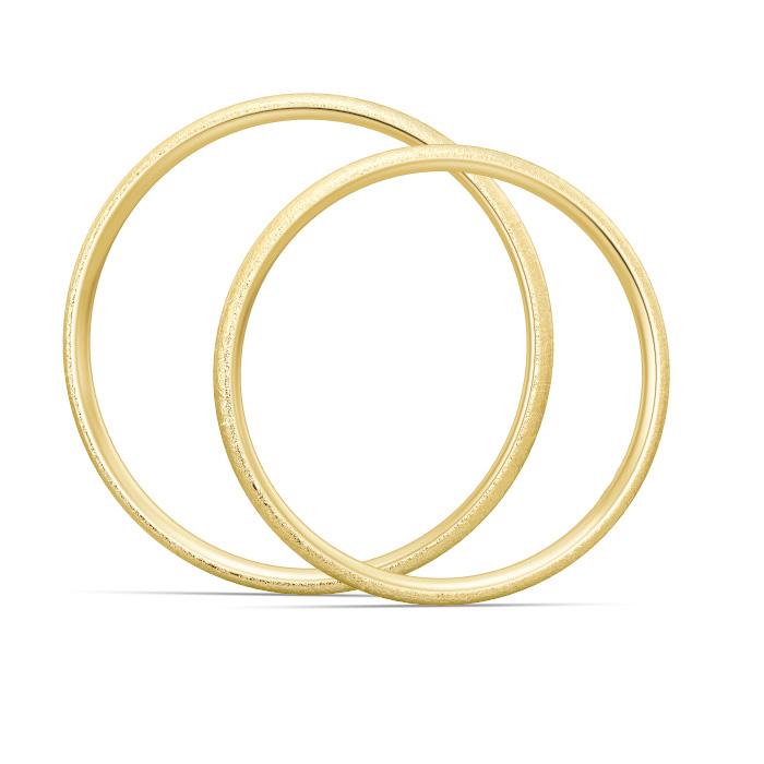 Aufnahme von eismattierten Eheringe aus Gelbgold mit gerundeter Außenform und schmalem Design