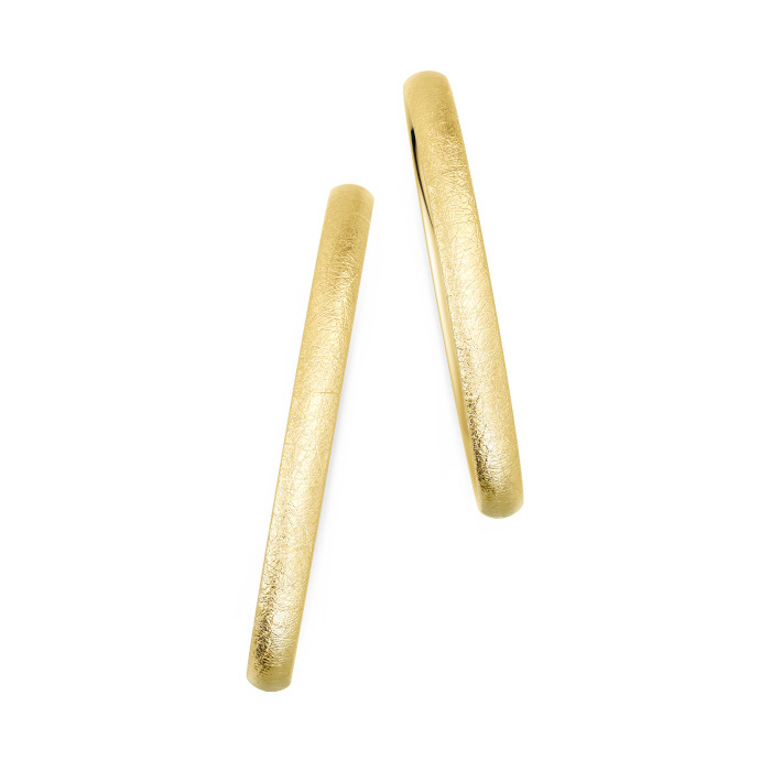Aufnahme von eismattierten Eheringe aus Gelbgold mit gerundeter Außenform und schmalem Design