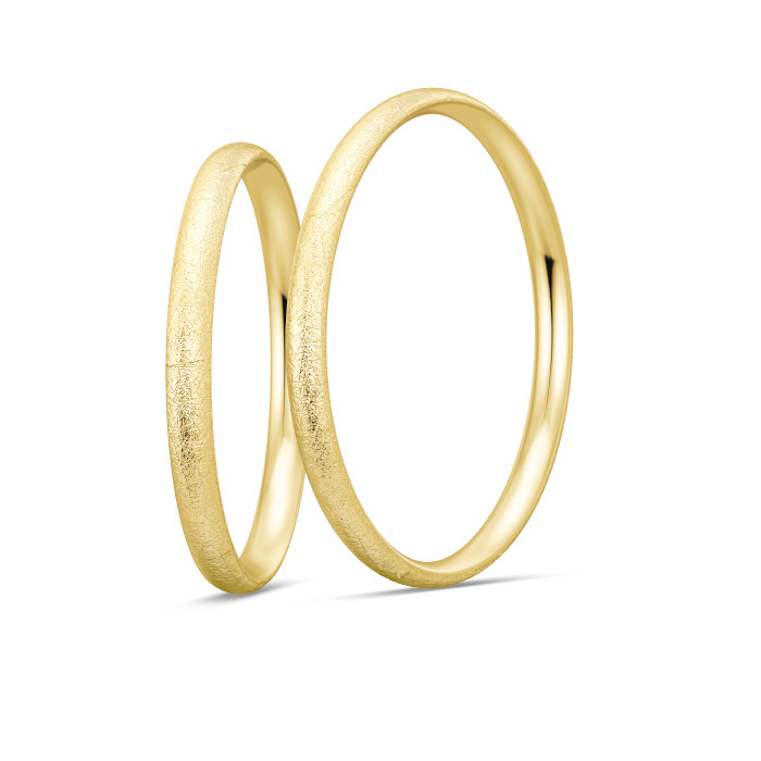 Aufnahme von eismattierten Eheringe aus Gelbgold mit gerundeter Außenform und schmalem Design