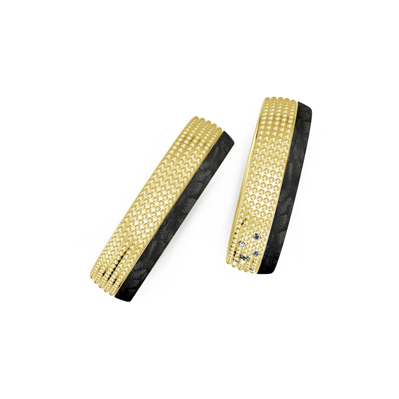 Aufnahme von taktilen Eheringe aus Gelbgold und Carbon mit Diamanten und Kreismuster 