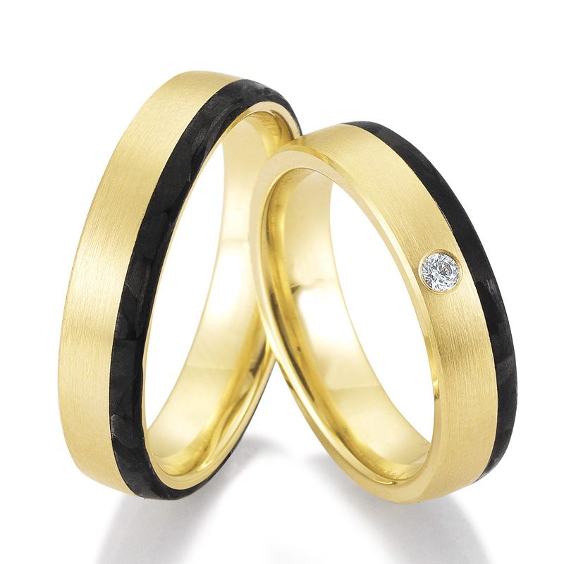 Aufnahme von längsmatten Eheringen aus Gelbgold mit Carbonstreifen und Diamanten