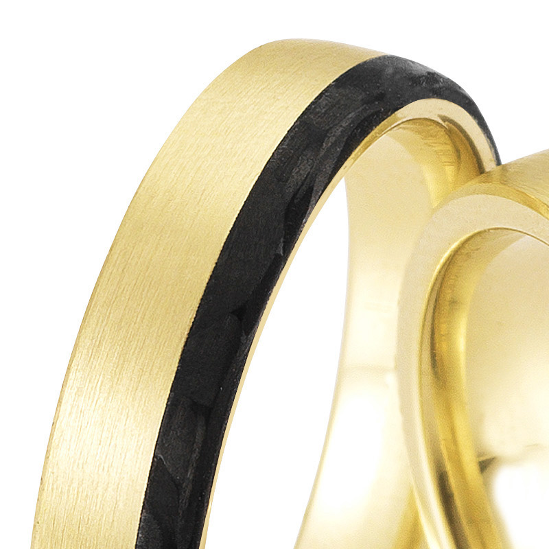 Aufnahme von längsmatten Eheringen aus Gelbgold mit Carbonstreifen und Diamanten