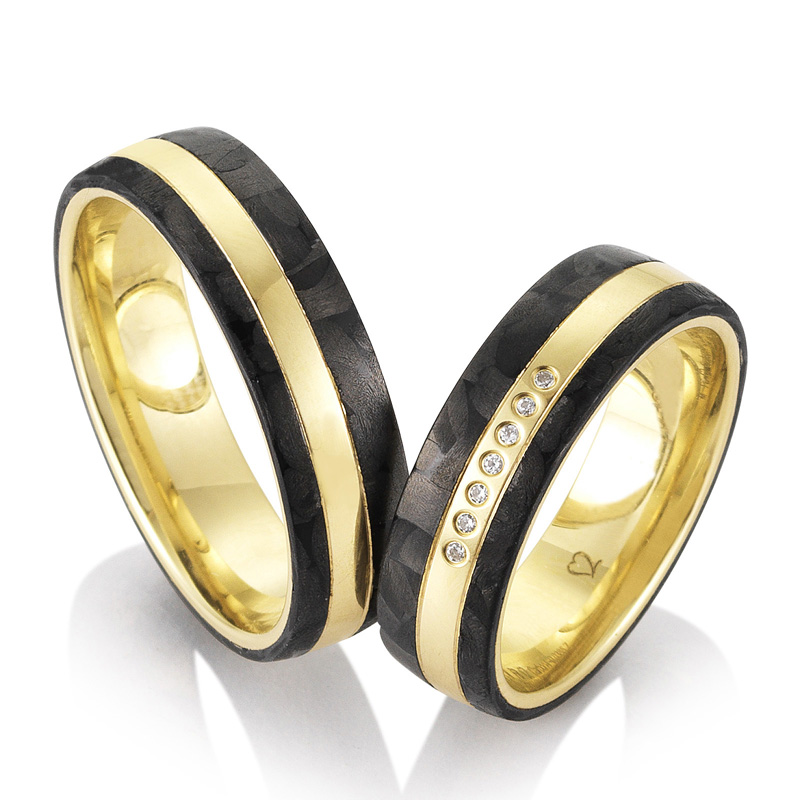 Aufnahme von bicoloren Eheringen aus Gelbgold mit Carbon und Diamanten einzeln gefasst