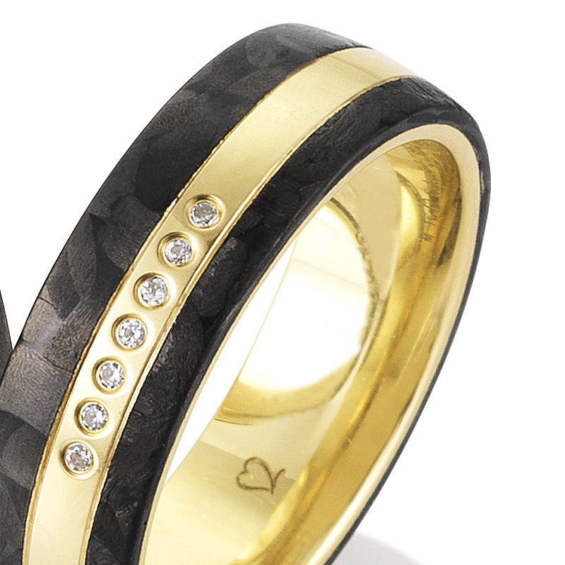 Aufnahme von bicoloren Eheringen aus Gelbgold mit Carbon und Diamanten einzeln gefasst