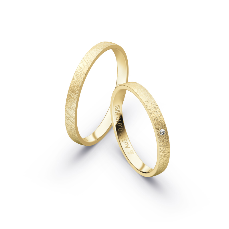Aufnahme von schmalen Eheringen aus Gelbgold in 2,5 mm Breite mit Diamant und Eismattierung 