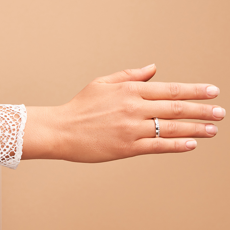 Weißgold Verlobungsring mit Diamanten am Rand und Polierung